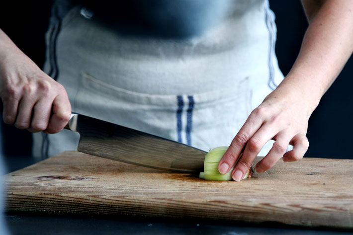 COCINERO CORTANDO CEBOLLA